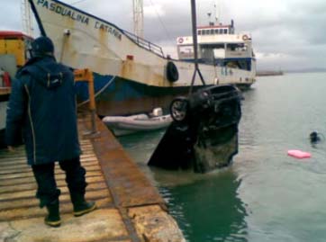 Recupero di un’auto nel porto di Casamicciola Terme