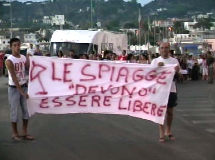 Manifestazione di protesta per la Chiaia
