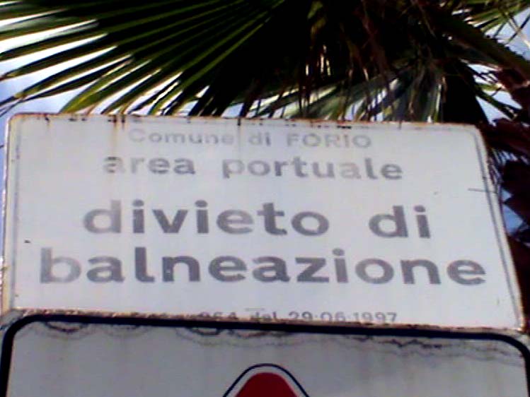 Sempre più degrado nel porto di Forio