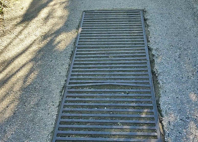 Le condizioni delle caditoie in Via Cava Campo a Forio oggi, 6 novembre 2025.